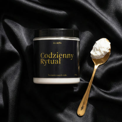 Mus Codzienny Rytuał Écolette w aranżacji na czarnej satynie ze złotą łyżeczką do nabierania musu.
