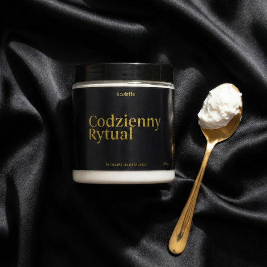 Mus Codzienny Rytuał Écolette w aranżacji na czarnej satynie ze złotą łyżeczką do nabierania musu.