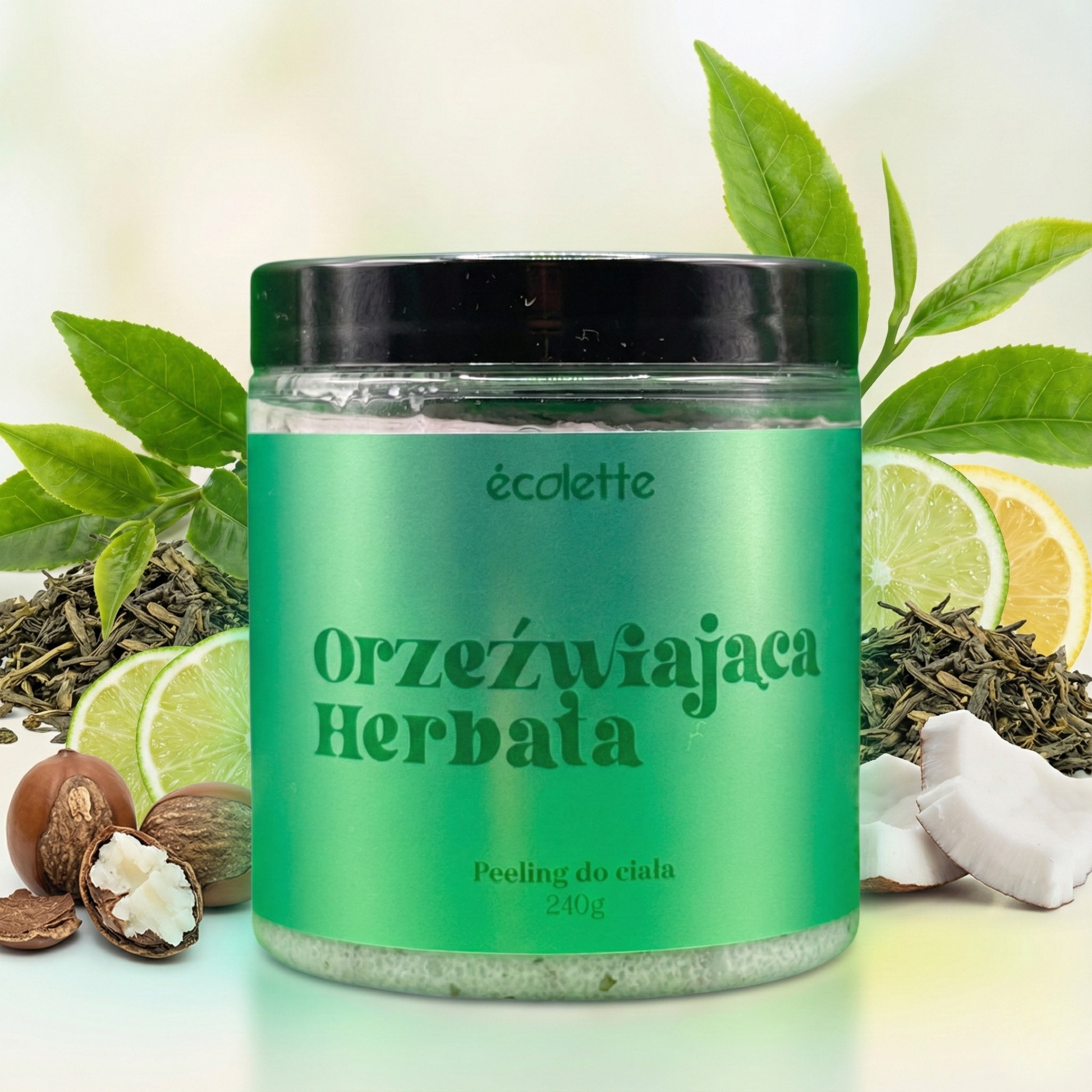 Peeling Orzeźwiająca Herbata Écolette w aranżacji z zieloną herbatą i plasterkami cytryny podkreślającymi świeży aromat.