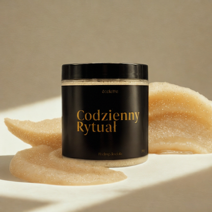 Peeling Codzienny Rytuał Écolette w aranżacji z plasterkami pomarańczy, ziarnami kawy i chili, oddający energetyczny charakter zapachu.