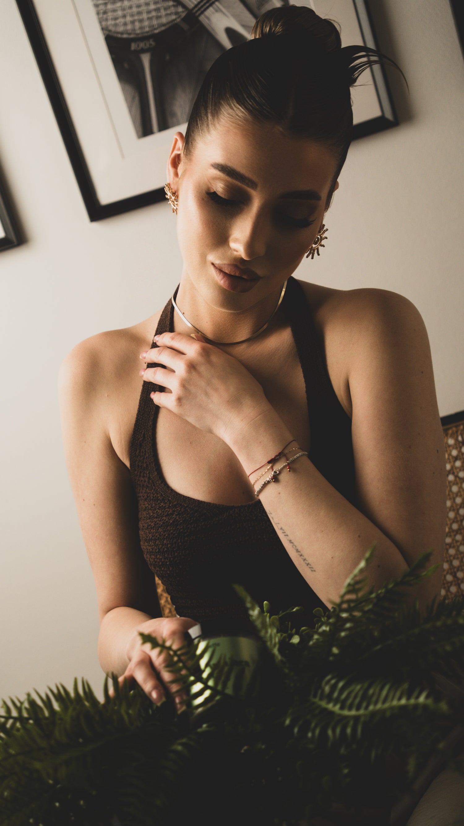 Osoba prezentuje naturalny peeling do ciała Orzeźwiająca Herbata Écolette, otoczony roślinami, w nastroju relaksu i pielęgnacji.