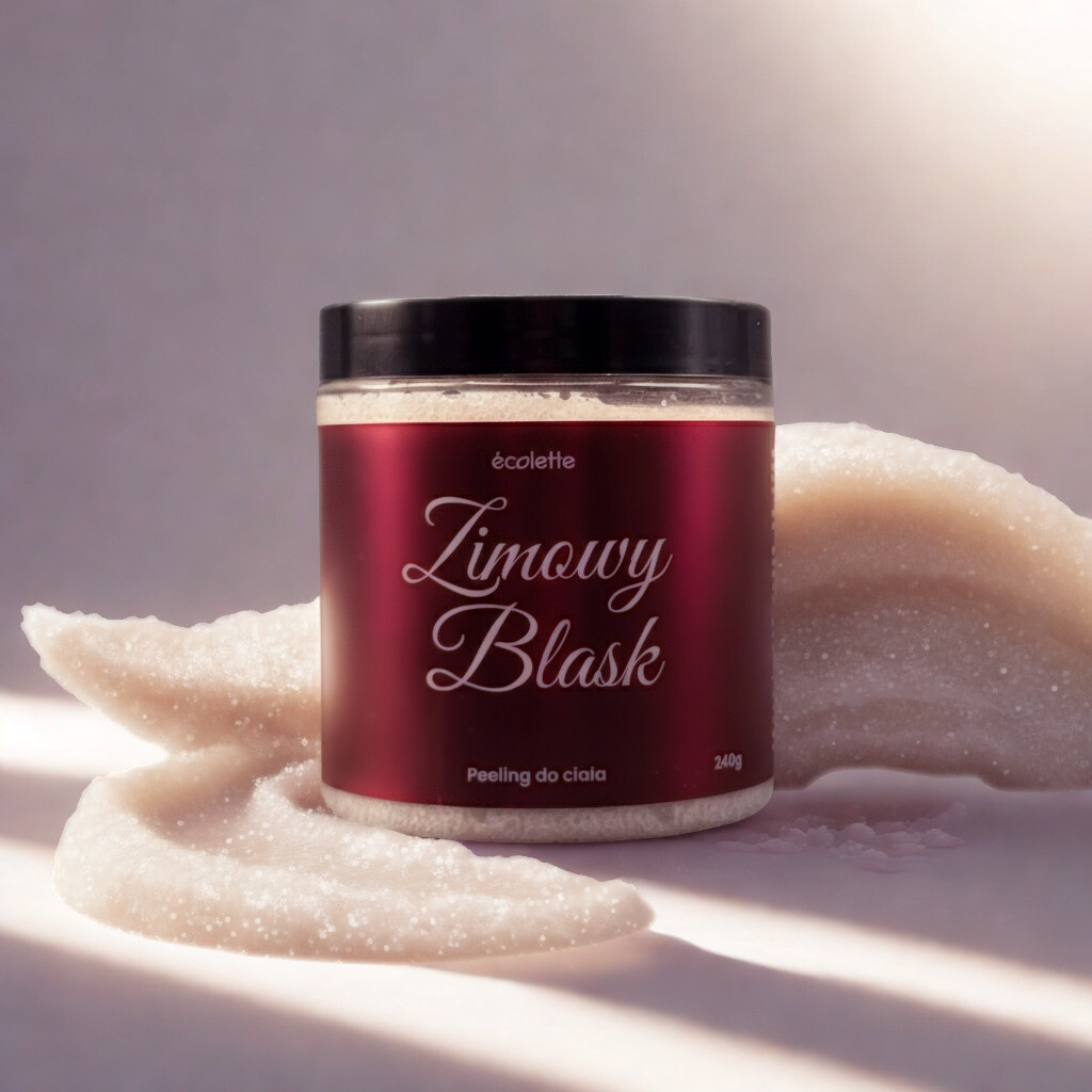 Peeling do ciała Zimowy Blask Écolette w zimowej aranżacji z wanilią, kwiatami i palącymi się świecami, otoczony kryształkami cukru i złotymi drobinkami.
